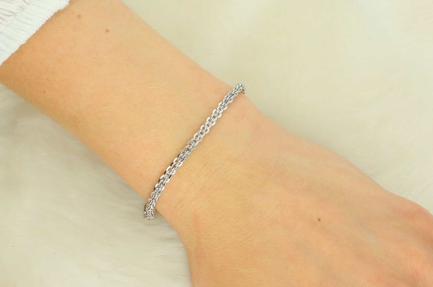 Bransoletka damska srebrna próby 925, model DIA-BRA-VORTEX-925. Szerokość 3,6 mm, długość 19 cm, waga 6,70 g. Klasyczny design z zapięciem na karabińczyk. Elegancki prezent na każdą okazję.1.jpg